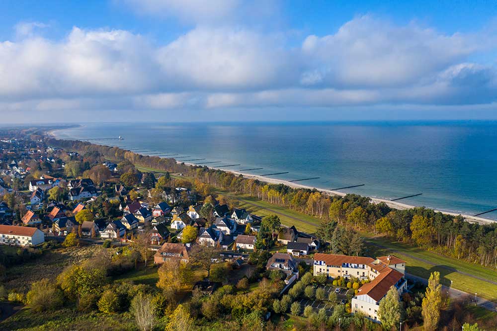 Das Foto zeigt eine Luftaufnahme von Zingst mit Strand und Meer im Herbst.