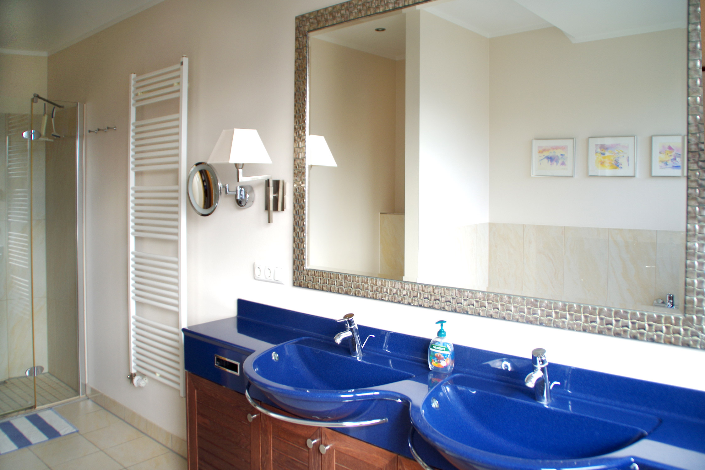 Das Bild zeigt den großzügigen Waschtisch mit Doppelwaschbecken und riesigem Spiegel im Bine Ferienhaus direkt an der Ostsee.